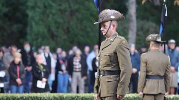 Solemn dawn Anzac Day remembrance draws a strong crowd in Armidale